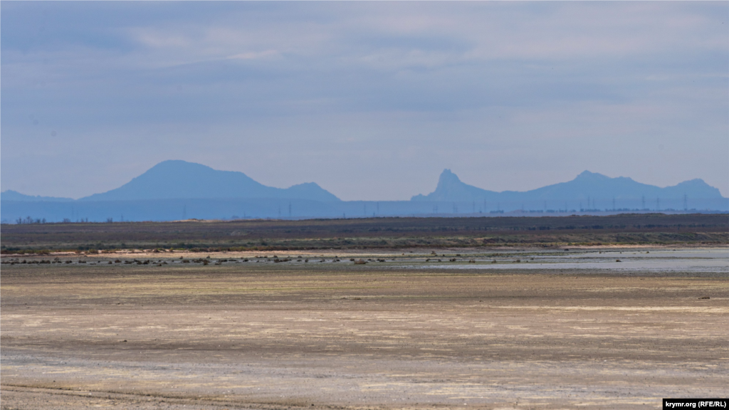 Южное побережье Сиваша на фоне голубой дали и Крымских гор 