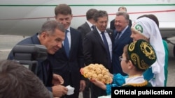 Рустам Минниханов на фоне одного из бизнес-джетов Falcon, архивное фото