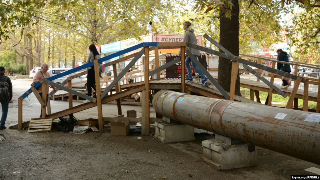 Крутой деревянный мостик над трубой временного водопровода на проспекте Генерала Острякова (по нечетной стороне проспекта), молодежь его проходит легко, а люди пожилого возраста – с трудом. В дождь этот переход становится скользким и прохожие на нем падают