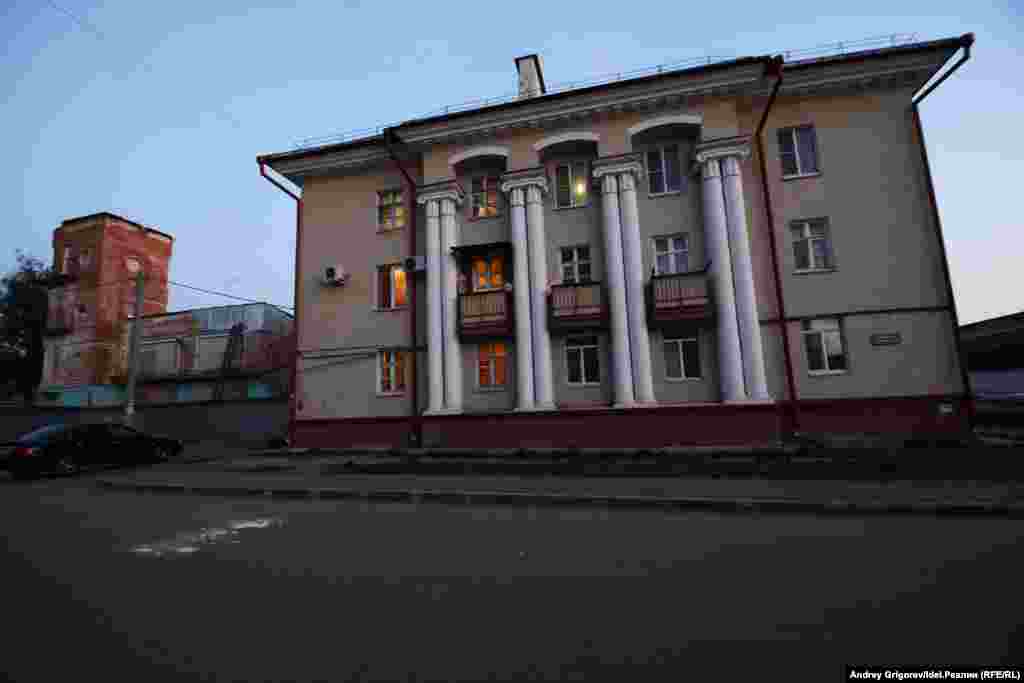 Сталинка через дорогу, напротив, выглядит довольно неплохо. По крайней мере, снаружи.   