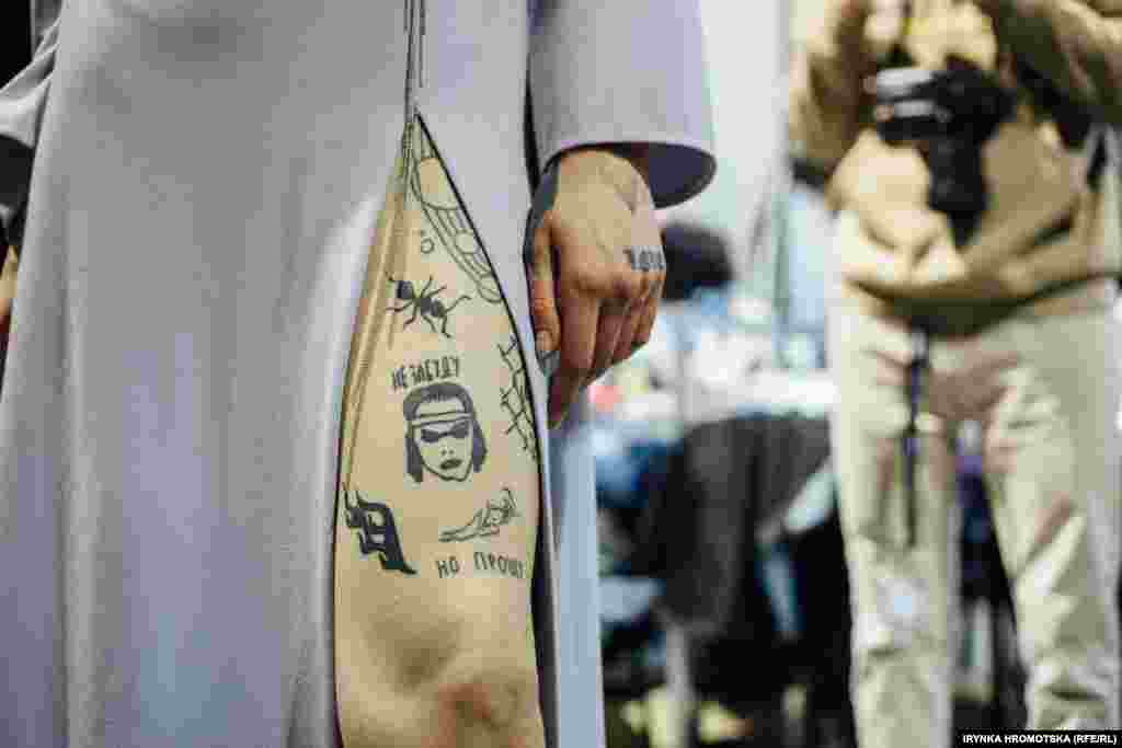 «Не забуду, але пробачу», — татуювання однієї з моделей