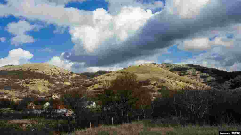 Село Дружное на фоне северо-восточных склонов Долгоруковской яйлы. Справа – начало ущелья Джафар-Берды