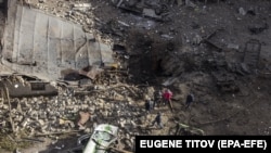 Під уламками будинку, в якому проживали 4 родини, ще можуть перебувати люди. Фото ілюстративне