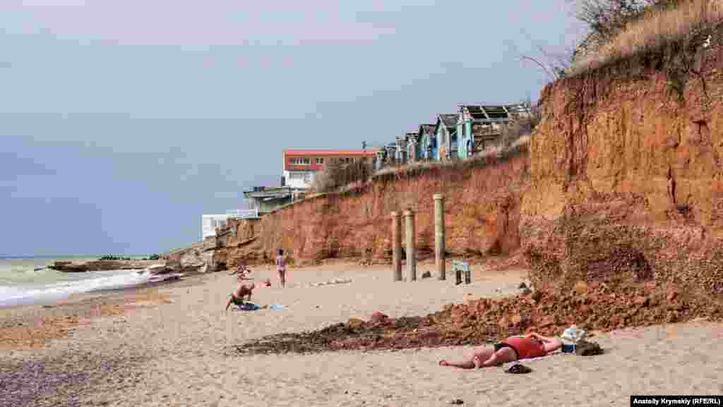 Пляжные обрывы рядом с «Металлистом»