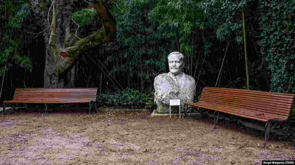 Памятник советскому деятелю Вячеславу Молотову (Скрябину). В 2008 году этот бюст обнаружили закопанным в землю на территории ботсада, тогда же и установили в Никитском ботаническом саду. «Молотов стоял (в Никитском ботсаду – КР) с 1937 года. В 1957 году была дана команда «Молотова убрать и выкинуть в море». На его место поставили Ленина, но ученый совет не стал выбрасывать Молотова в море, а вынесли в овраг на берегу и там тайно прикопали, где мы его позже и обнаружили», – рассказал заместитель директора Никитского ботанического сада Андрей Паштетский