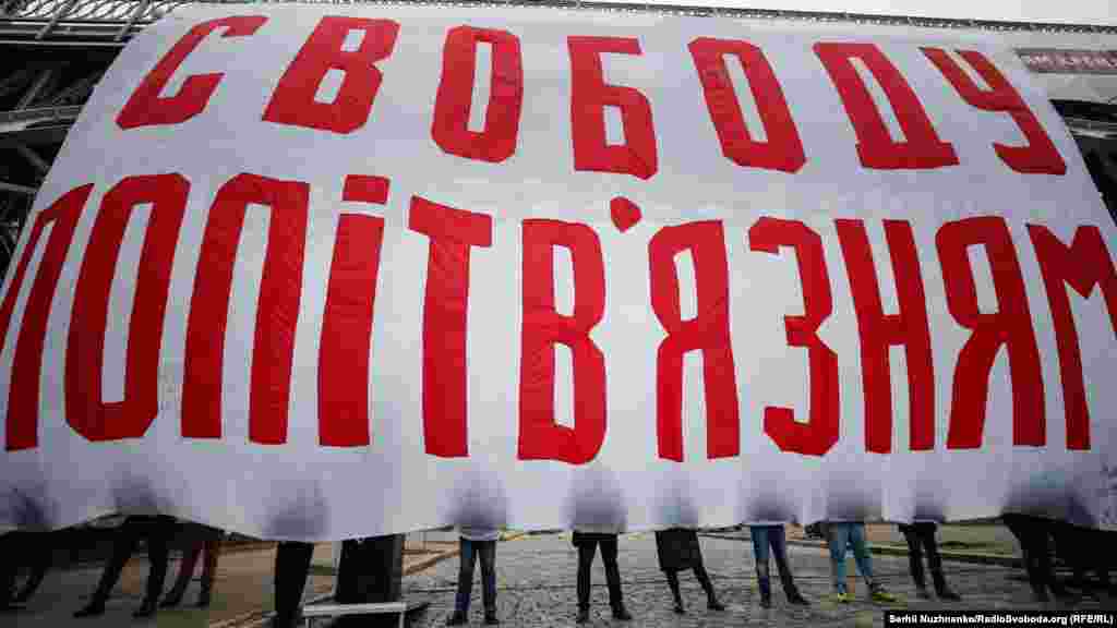 На містку вивісили банер на підтримку політв’язнів. Банер виготовили волонтери та школярі із Краматорська, наступного тижня його запустять в небо над Кримом з адмінмежі з окупованим півостровом