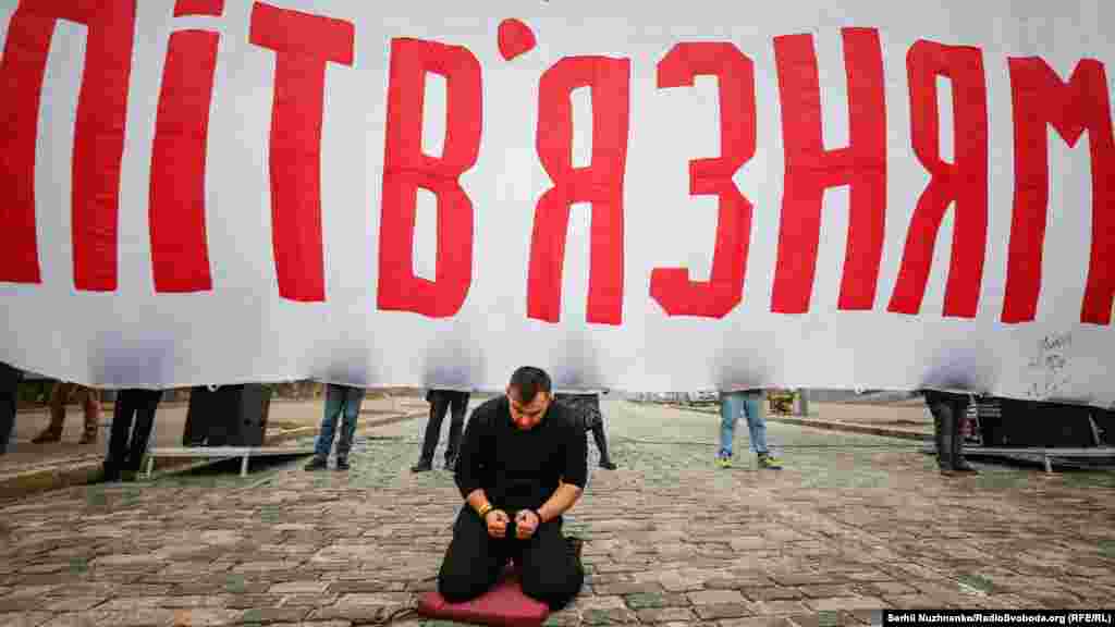 За даними правозахисників, наразі окупаційна влада Криму заарештувала понад 110 кримчан, при цьому 89 із них утримуються на території Росії. Правозахисні організації та колишні бранці Кремля занепокоєні зростанням кількості політв'язнів та відсутністю нових обмінів полоненими понад 2 роки