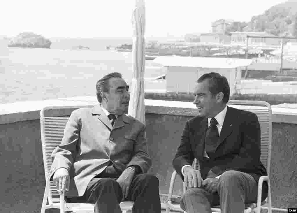 Республиканец Никсон стал единственным президентом США, досрочно прекратившим свои полномочия и подавшим в отставку. Это случилось через месяц после визита в Крым, 9 августа 1974 года в результате Уотергейтского скандала – разбирательства противозаконных действий ряда лиц в связи с попыткой установить подслушивающие устройства в штаб-квартире Демократической партии в Вашингтоне в ходе президентской избирательной кампании 1972 года