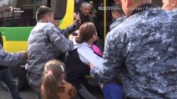 «Відпустіть мою дочку! Ми йшли у магазин»: поліція у Казахстані затримує підлітка – відео «Відпустіть мою дочку! Ми йшли у магазин»: поліція у Казахстані затримує підлітка – відео