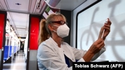 Спан наголосив, що вакцинація залишається «особистим рішенням», але тепер це рішення матиме «фінансові наслідки»