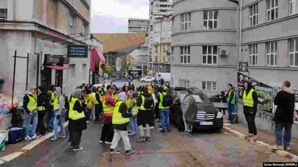 Studenti u blokadi već nekoliko meseci blokiraju fakultete širom zemlje zahtevajući odgovornost zbog stradanja 16 osoba u padu betonske nadstrešnice Železničke stanice u Novom Sadu 1. novembra 2024. Akademci kažu da javni servisi ne izveštavaju objektivno o njihovom protestu.