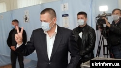 Борис Філатов голосує на місцевих виборах 25 жовтня 2020 року