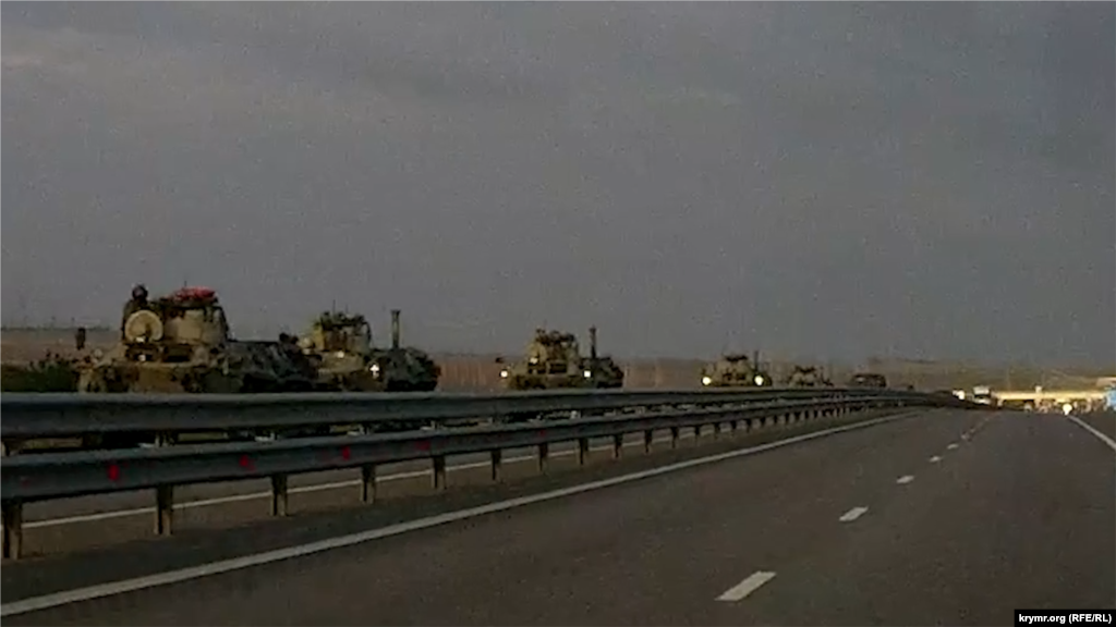 В тот день в Крыму российские военные осуществляли переброску большого количества военной техники по трассе «Таврида». Как сообщили Крым.Реалии очевидцы, большая колонна была замечена на трассе «Таврида» в Ленинском районе, машины двигались вглубь полуострова со стороны Керченского моста. В составе колонны были командно-штабные машины, бронетранспортеры, автомобили для перевозки личного состава, машины технической службы и цистерны с ГСМ. Утром 30 сентября стало известно, что российские десантные и артиллерийские полки приступили к активной фазе тактических учений в Крыму