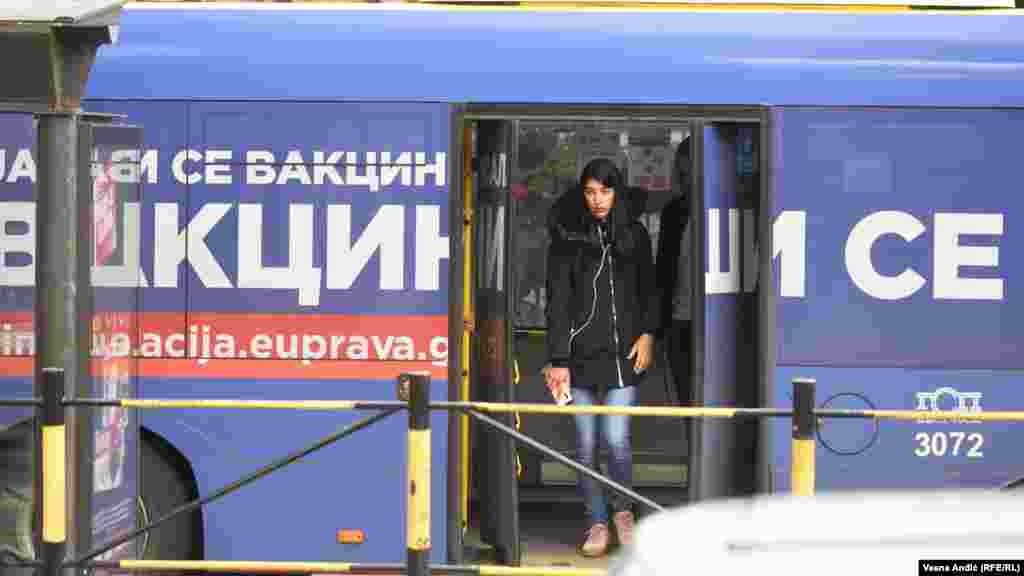 Uprkos kampanji, u Srbiji se vakcinisalo tek nešto više od polovine (50 odsto) odraslog stanovništva. U Beogradu je, prema rečima Vesića, vakcinisano 58,6 odsto punoletnih stanovnika. Fotografija levo: kampanja vakcinacije na beogradskom gradskom prevozu, fotografija desno: vakcinalni punkt na Beogradskom sajmu, 7. oktobar 2021.  