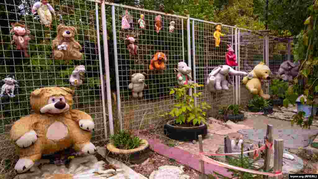 Перед воротами гаражно-строительного кооператива «Аграрник» 