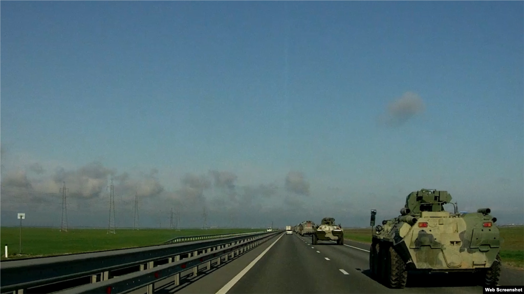 Также 14 апреля, по словам очевидцев, еще одна колонна военной техники двигалась по трассе «Таврида» вглубь полуострова. В составе колонны наблюдалось большое количество топливозаправщиков, грузовиков для перевозки личного состава и колесных БМП (боевая машина пехоты – КР)
