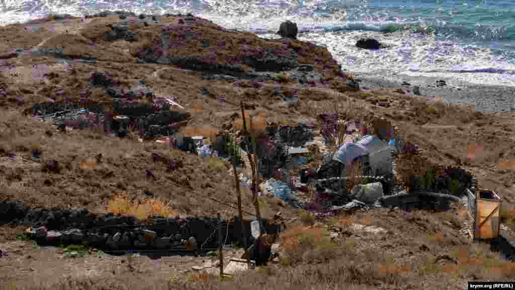 На горном склоне у моря – оборудованное из подручных средств пристанище любителей летнего «дикого» отдыха