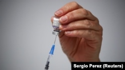 Вакциновані особи також підлягають обов’язку здачі тесту, наголосили у МЗС