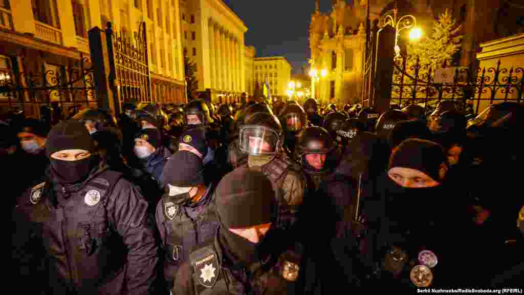 Під вигуки «Пропускай!» та «Зелю геть!» учасники акції на Майдані та панахиди на алеї Героїв Небесної сотні намагалися все пройти до Офісу президента