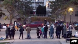 На кадрах, опублікованих в інтернеті, видно, як червоний позашляховик проїжджає через натовп різдвяного параду вдень 21 листопада