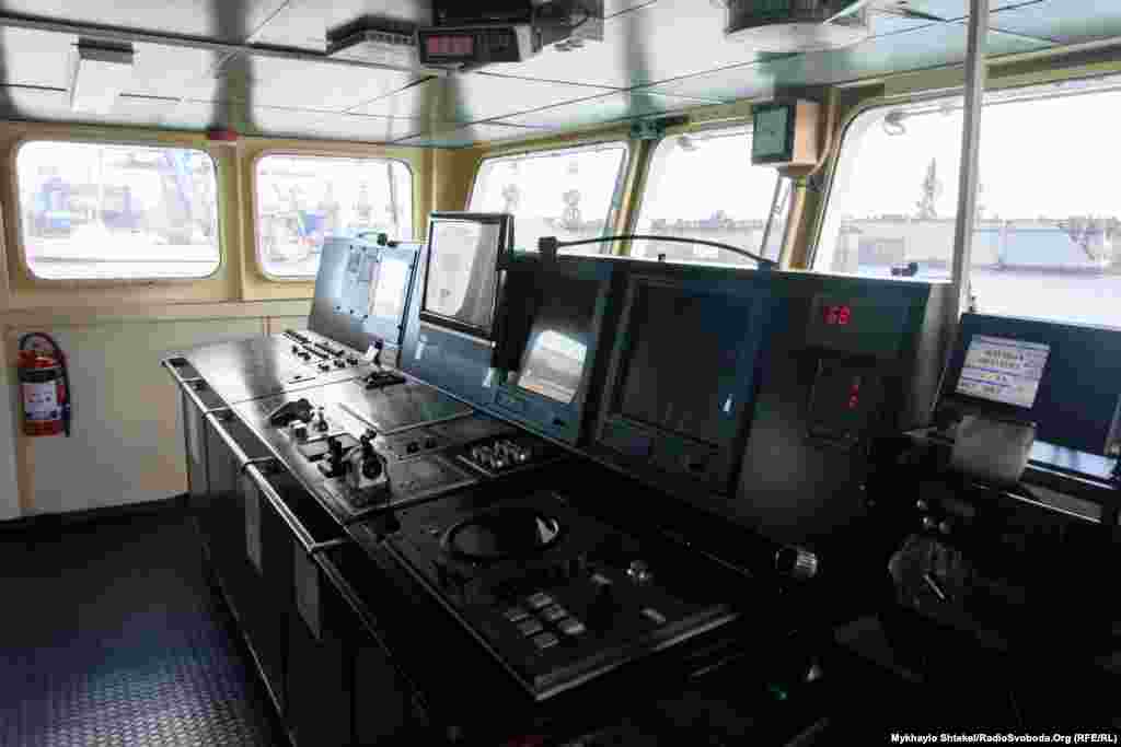 Навігаційне обладнання «Бориса Александрова» – радар, сонар, GPS-система. У науковців є своя апаратура, в тому числі сонар – більш налагоджена для їхніх потреб. В тому числі, можна побачити кількість риби навколо судна