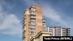 Компанії централізованого теплопостачання, зазвичай, володіють газовими котлами та мережею трубопроводів гарячої води, які під’єднані до будівель