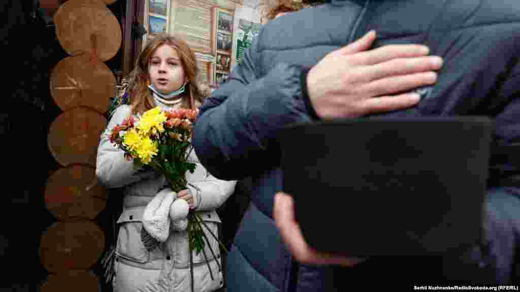 Після молитви присутні виконали також гімн України та вшанували пам'ять загиблих Героїв Небесної сотні вигуками тричі «Слава!»