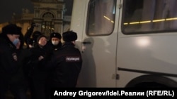 Стихийный митинг против QR-кодов закончился задержаниями