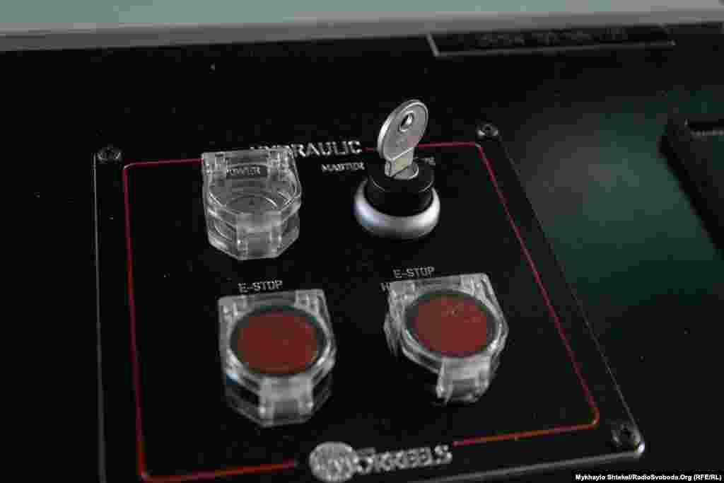 Пуск двигунів судна – тут їх два. Один дизель-електричний, другий, допоміжний, – виключно електричний. На допоміжному двигуні судно може рухатись зі швидкістю до 5 вузлів, на основному – до 12