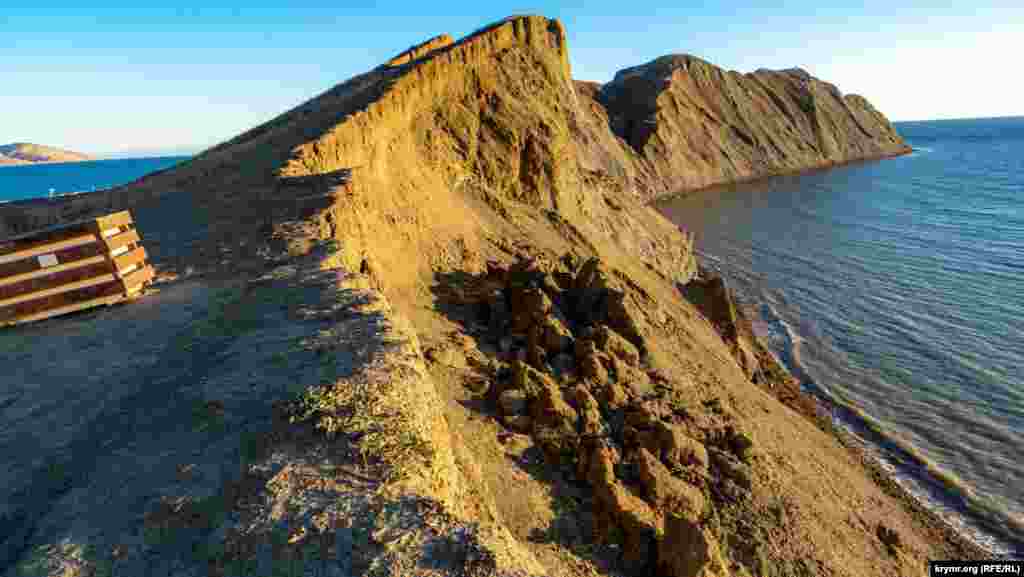Хамелеон – одна из исчезающих достопримечательностей Крымского полуострова. За последние семьдесят лет из-за обвалов и оползней, которые, как правило, случаются по время сильных ливней, мыс уменьшился в своем объеме более чем на треть
