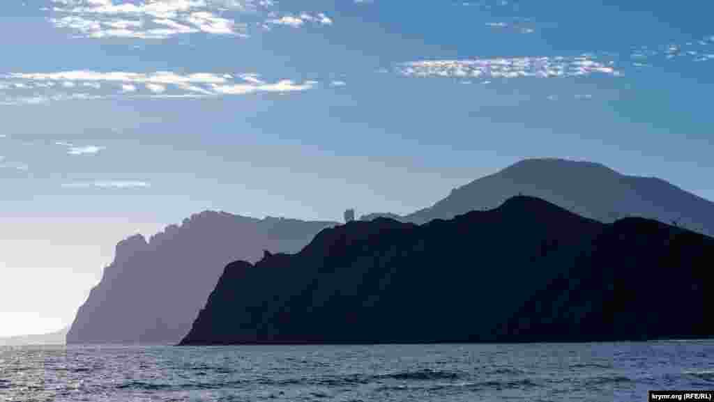 Причудливость формы мыса Хамелеон – торчащий из воды гребень – некоторым напоминает спину динозавра, некоторым – хамелеона или игуану. Первое название мыса, которое дошло до наших дней, –Топрах-Кая (с крымскотатарского – «глиняная скала»)