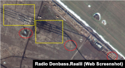 Ось супутникові знімки цього місця. Червоним виділені опори ЛЕП, ліворуч та сама характерна опора, що вирізняється серед інших. Жовтим виділені характерні сліди від танкових гусениць