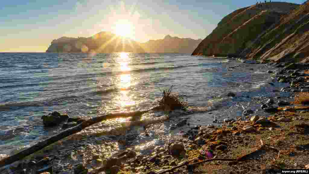 «Дары» моря в Мертвой бухте в лучах ноябрьского заката. Дальше за горным склоном (справа) начинается бухта Коктебель