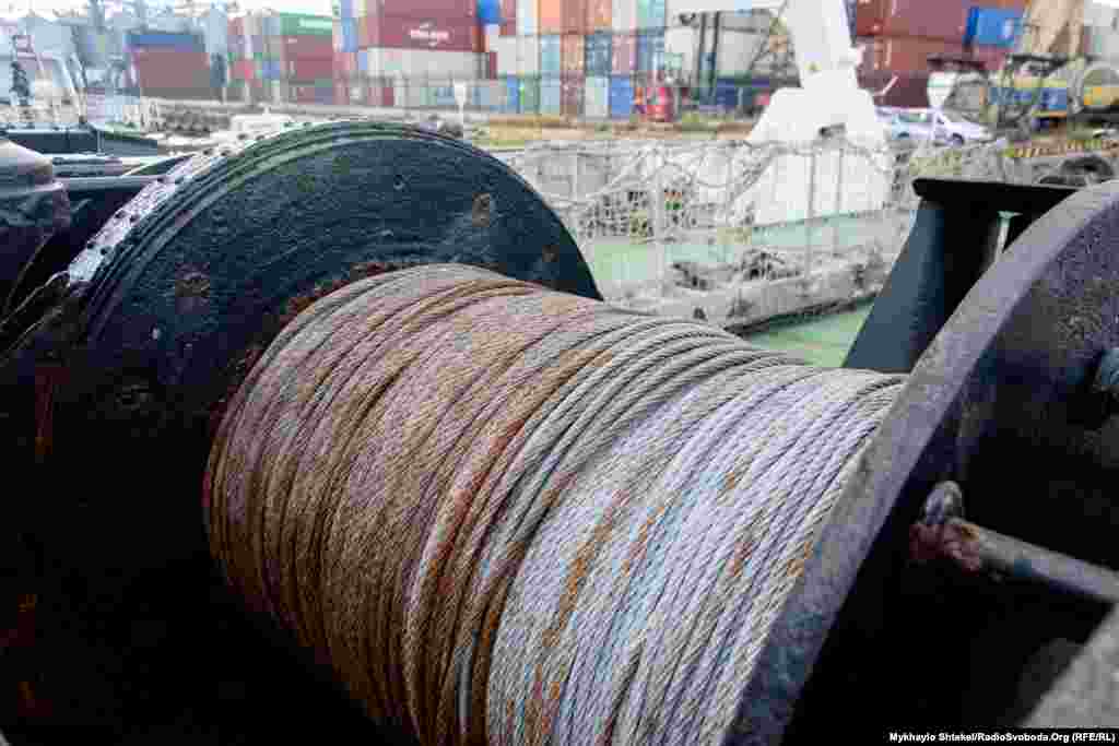 Довжина тросу на головній лебідці 750 метрів – це максимальна глибина для аналізу і забору води й ґрунту