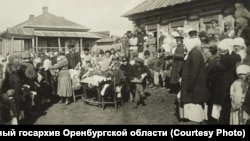 Американская журналистка, коммунистка Анна Луиза Стронг распределяет еду и одежду нуждающимся в Оренбурге. Оригинал фото 1921 года находится в Государственном архиве Оренбургской области