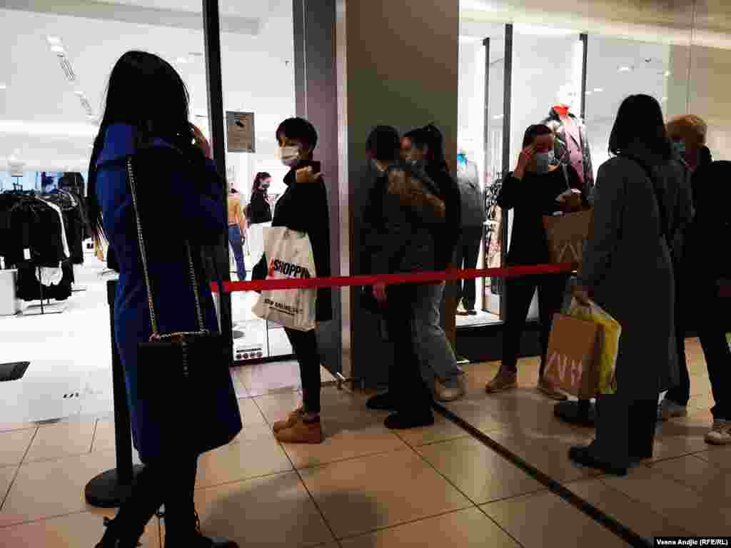 Prvi tekstovi u Srbiji i promocije o „Crnom petku“ pojavljuje se na onlajn reklamama već 2004. godine, da bi se do 2010. godine, broj tekstova o „Crnom petku“ uvećao.