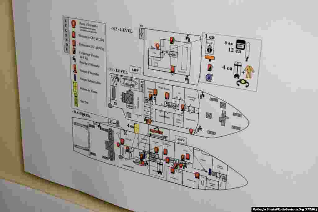 У судна чотири палуби – він може взяти на борт 15 людей екіпажу і 12 науковців. Каюти журналістам не показують – пустих там немає, всі зайняті