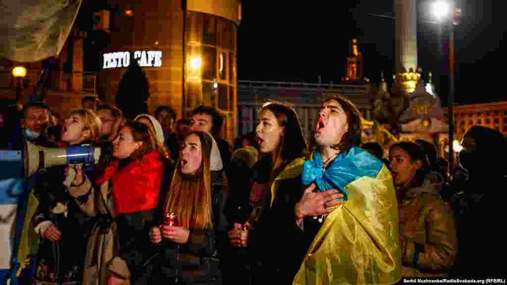 До акції громадської організації «Родини Небесної Сотні» долучилася інша громадська організація «Рух опору капітуляцї», і по завершенню акції вони вирушили на Банкову, за їхніми повідомленнями, «для обговорення складної ситуації». До них також долучилася політична сила «Демократична сокира»