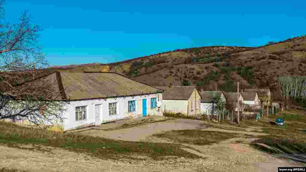 «Главное» здание Карасевки – магазин (слева) – работает только утром и под вечер