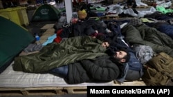 Мигранты в логистическом центре у границы с Польшей в Беларуси (архивное фото)