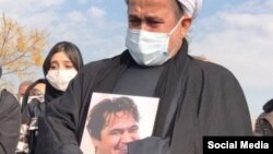 محمد علی زم بر سر مزار فرزندش روحالله زم