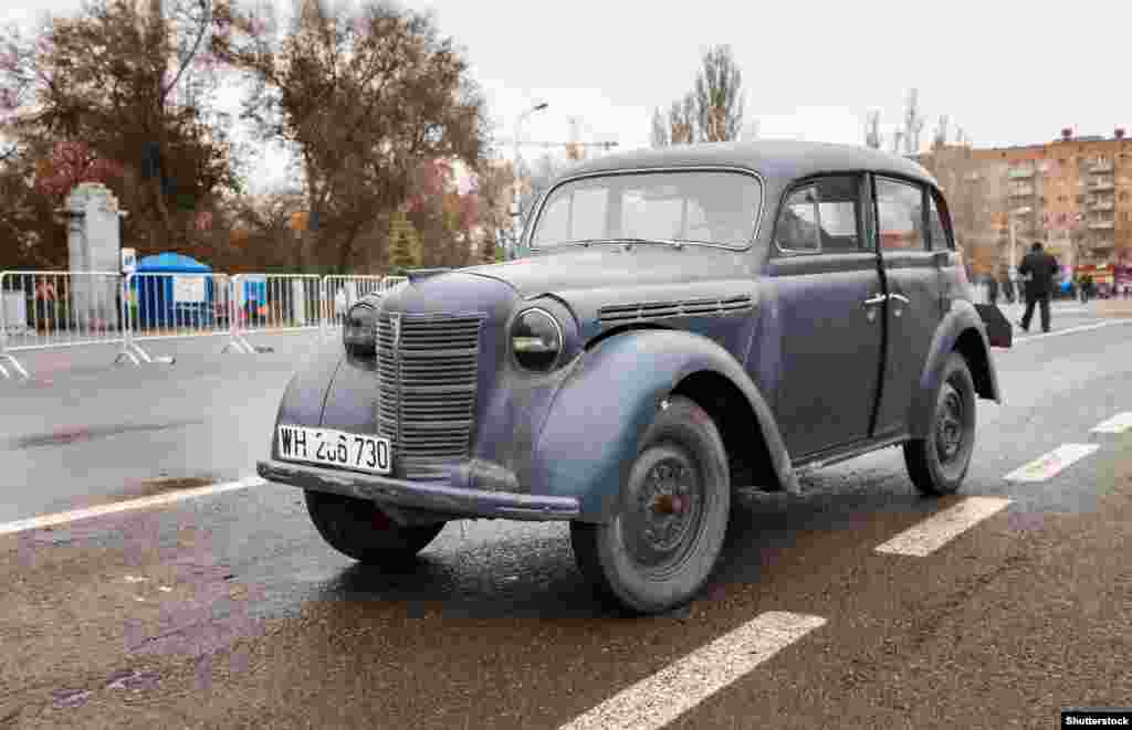 На снимке – Opel Kadett 1939 года. Иосиф Сталин еще до начала Второй мировой войны пытался наладить его производство в Советском Союзе. После победы союзников, Сталин провозгласил этот бренд своим трофеем, поэтому в 1946 году фабрика Opel была перенесена в СССР.