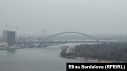 Будівництво Подільського мосту було погоджене в 1993 році, але неодноразово зупинялося через брак фінансування (на фото: міст у 2021 році)