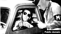 Проверка документов при въезде на территорию Национальной лаборатории в Лос-Аламосе, штат Нью-Мексико. 1943 год