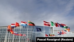 په برسلز کې د ناټو مرکز مخې ته د غړيو هېوادونو بیرغونه رپيږي (تصوير له ارشيفه)