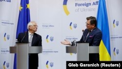 Віцепрезидент Європейської комісії, високий представник ЄС із закордонних справ та безпекової політики Жозеп Боррель (зліва) і міністр закордонних справ України Дмитро Кулеба, Київ, 22 вересня 2020 року