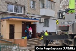 Люди забирають речі