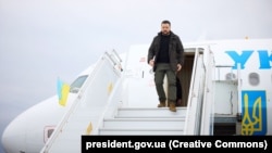 Президент України Володимир Зеленський під час прибуття до Швейцарії, 15 січня 2024 року