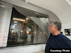 დაზიანებულო ოფისის ფასადი