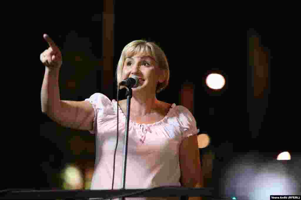 Profesorka srpskog jezika Vesna Vojvodić iz Granskog sindikata prosvetnih radnika "Nezavisnost" navela je da je "za ozdravljenje školstva i društva važno da imamo dobre i profesionalne medije".  